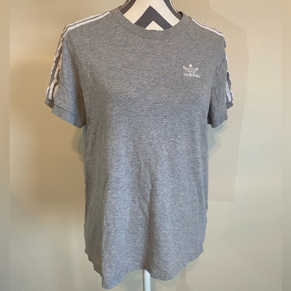 Woman’s Adidas crewneck gray‎ T-shirt size small